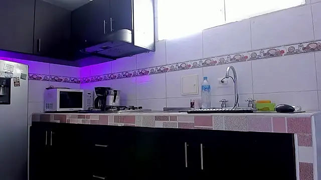 Snapshot of Emma-evans chatting on October 31, 2:43 pm Emma-evans online show from October 31, 2:43 pm