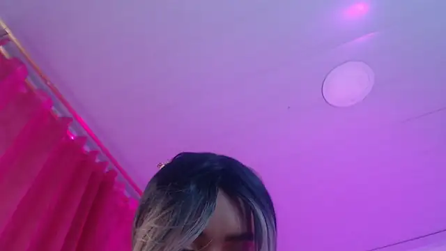 Evelyn Sandoval online show from October 28, 1:44 am