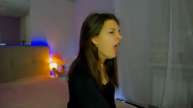 Laura Leee online show from December 4, 6:15 am