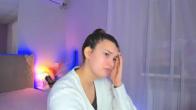 Laura Leee online show from February 17, 8:02 am