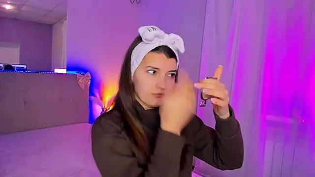 Laura Leee online show from April 9, 6:19 am