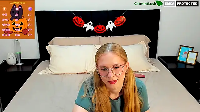 Snapshot of CatmintLush chatting on October 27, 12:17 am CatmintLush online show from October 27, 12:17 am