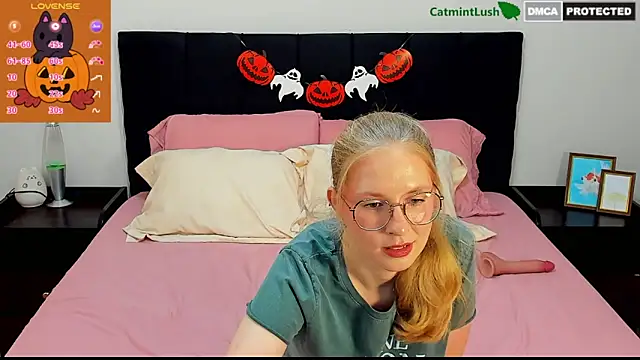 Snapshot of CatmintLush chatting on October 20, 12:35 am CatmintLush online show from October 20, 12:35 am