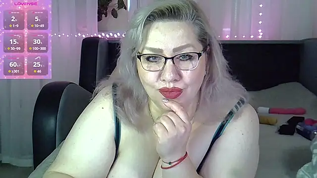 Snapshot of AngelinaGlam chatting on October 9, 11:14 am AngelinaGlam online show from October 9, 11:14 am