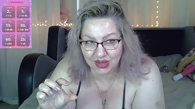 Snapshot of AngelinaGlam chatting on October 13, 12:52 pm AngelinaGlam online show from October 13, 12:52 pm