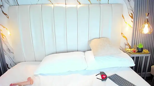 Snapshot of AvyMilton chatting on October 11, 12:19 pm AvyMilton online show from October 11, 12:19 pm