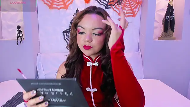 Snapshot of EmilyRouss_ chatting on October 27, 7:30 pm EmilyRouss online show from October 27, 7:30 pm