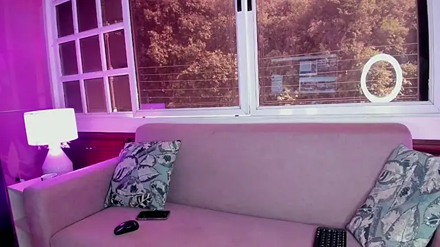 Snapshot of MelaniieRoux chatting on October 4, 8:02 pm MelaniieRoux online show from October 4, 8:02 pm