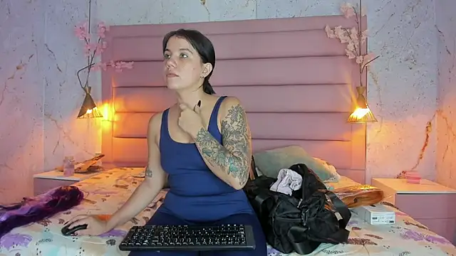 Snapshot of MelaniieRoux chatting on October 24, 7:32 pm MelaniieRoux online show from October 24, 7:32 pm