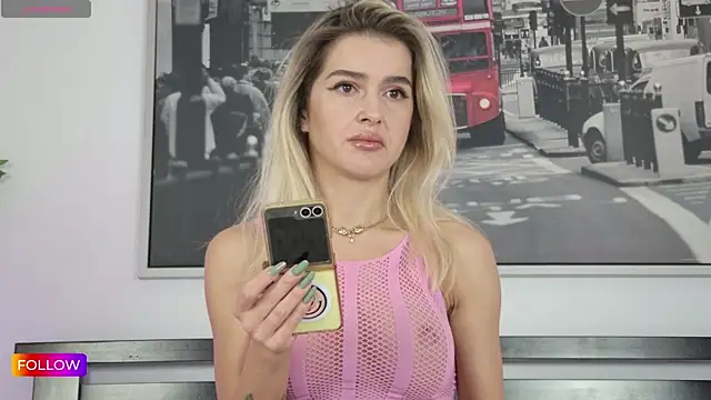 Snapshot of Sarah-Hart chatting on October 1, 8:30 am Sarah-Hart online show from October 1, 8:30 am