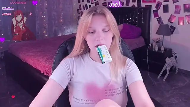 Snapshot of KarambaMoon chatting on September 18, 9:24 pm KarambaMoon online show from September 18, 9:24 pm