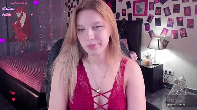 Snapshot of KarambaMoon chatting on October 11, 9:28 pm KarambaMoon online show from October 11, 9:28 pm