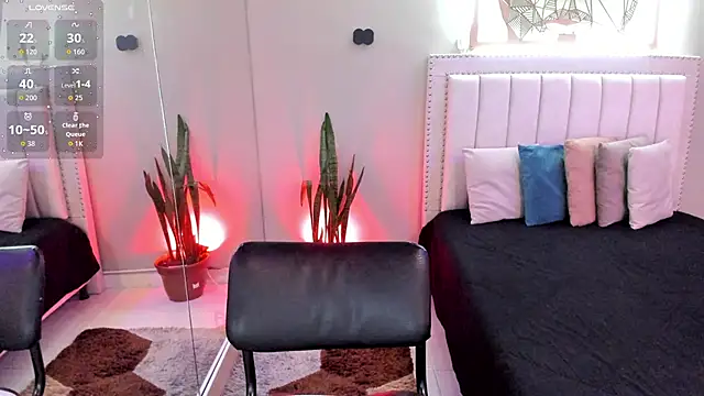 Snapshot of LenaRuiz_ chatting on October 3, 12:32 pm LenaRuiz online show from October 3, 12:32 pm