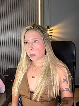 Snapshot of MiaPetit_ chatting on September 15, 11:56 pm MiaPetit online show from September 15, 11:56 pm