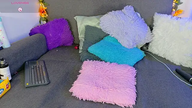 lunitaa0 online show from February 6, 7:01 am