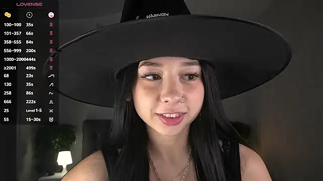 Snapshot of AislyEmbury chatting on October 28, 4:40 am AislyEmbury online show from October 28, 4:40 am