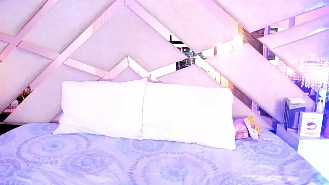 Snapshot of sophie_pariss chatting on October 9, 3:43 am sophie pariss online show from October 9, 3:43 am