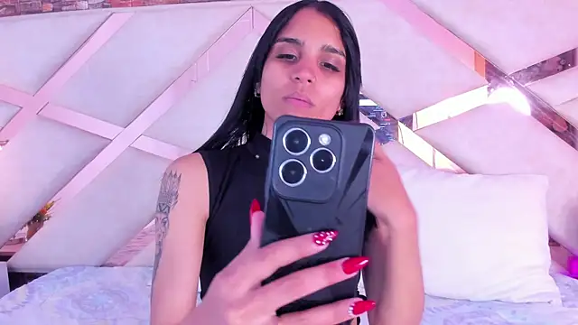 Snapshot of sophie_pariss chatting on October 29, 9:06 pm sophie pariss online show from October 29, 9:06 pm