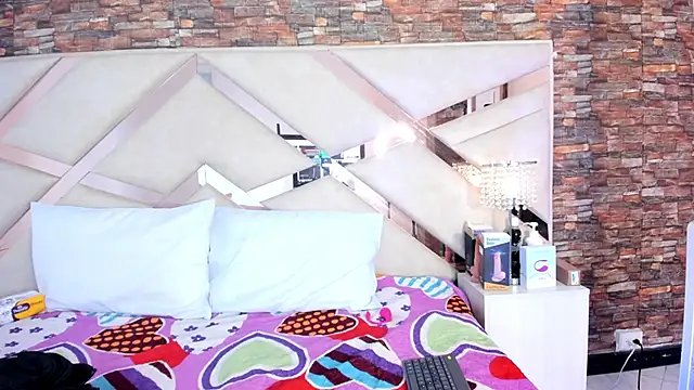 Snapshot of sophie_pariss chatting on September 24, 3:05 am sophie pariss online show from September 24, 3:05 am