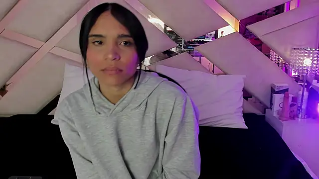 Snapshot of sophie_pariss chatting on October 25, 3:58 am sophie pariss online show from October 25, 3:58 am