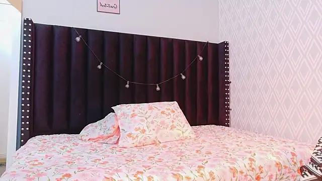Snapshot of littleebonymommy chatting on September 10, 8:09 pm littleebonymommy online show from September 10, 8:09 pm