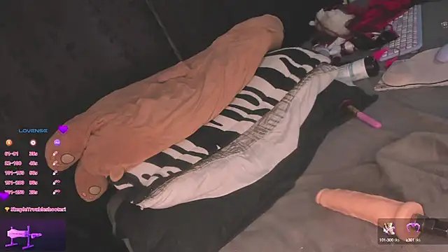 Snapshot of MiaGoth_ chatting on October 3, 5:01 am MiaGoth online show from October 3, 5:01 am