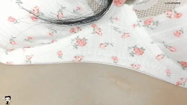 Snapshot of _Rouse_v chatting on October 10, 2:44 pm Rouse v online show from October 10, 2:44 pm