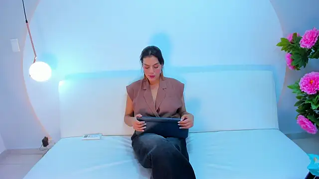 Ada Monroe10 online show from December 17, 1:48 pm