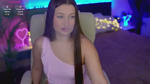 Snapshot of OneLaya chatting on October 8, 8:13 pm OneLaya online show from October 8, 8:13 pm