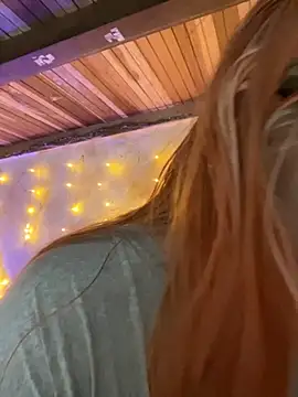 Snapshot of SophiaWeestt99 chatting on October 4, 3:45 am SophiaWeestt99 online show from October 4, 3:45 am