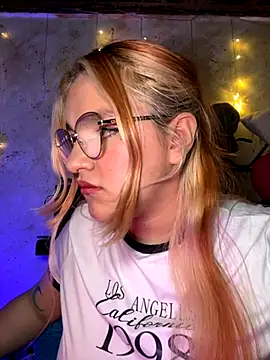 Snapshot of SophiaWeestt99 chatting on October 7, 4:06 am SophiaWeestt99 online show from October 7, 4:06 am