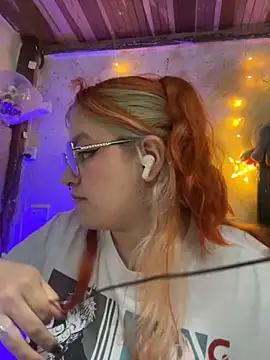 Snapshot of SophiaWeestt99 chatting on October 22, 4:50 am SophiaWeestt99 online show from October 22, 4:50 am