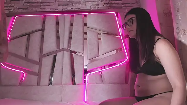 Snapshot of mia_and_austin chatting on September 30, 1:22 am mia and austin online show from September 30, 1:22 am