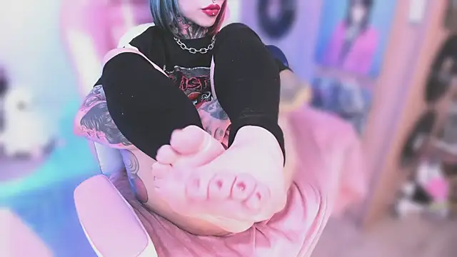 NikkiRamone online show from December 3, 10:56 pm