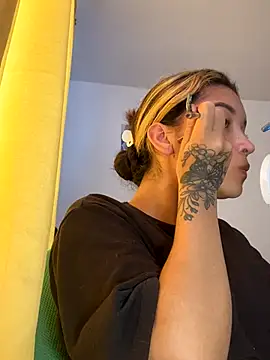 Snapshot of baby_lizy chatting on October 13, 7:49 pm baby lizy online show from October 13, 7:49 pm