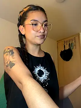 Snapshot of baby_lizy chatting on October 28, 9:30 pm baby lizy online show from October 28, 9:30 pm