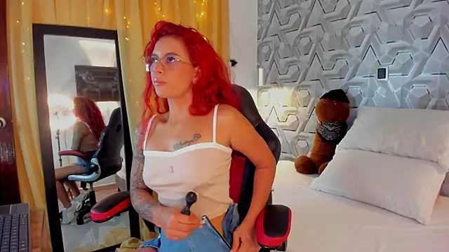 Snapshot of Sophiee_Hill chatting on October 25, 10:45 am Sophiee Hill online show from October 25, 10:45 am