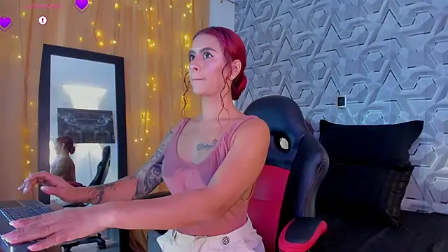 Snapshot of Sophiee_Hill chatting on October 28, 2:34 pm Sophiee Hill online show from October 28, 2:34 pm