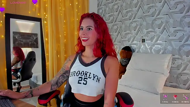 Snapshot of Sophiee_Hill chatting on October 24, 9:49 am Sophiee Hill online show from October 24, 9:49 am