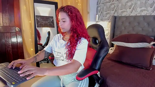 Snapshot of Sophiee_Hill chatting on September 18, 11:03 pm Sophiee Hill online show from September 18, 11:03 pm