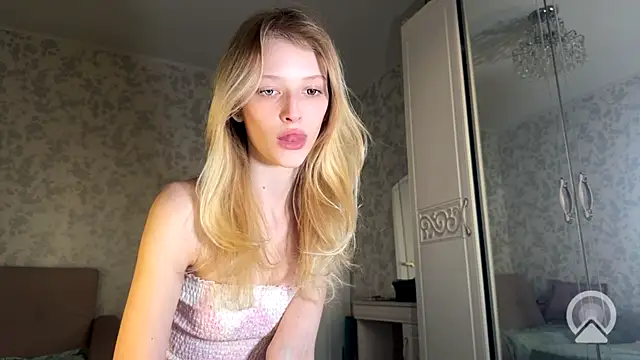 Snapshot of Evvie_Summn1 chatting on September 8, 3:00 pm Evvie Summn1 online show from September 8, 3:00 pm