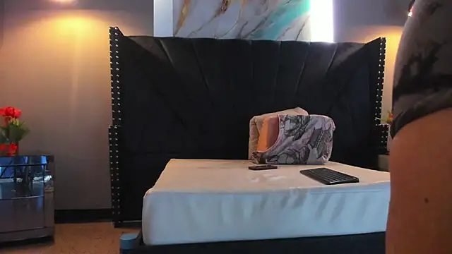 MAHIASMITH13 online show from December 15, 1:05 pm