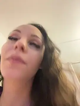 Chiara0102 online show from May 28, 9:23 pm