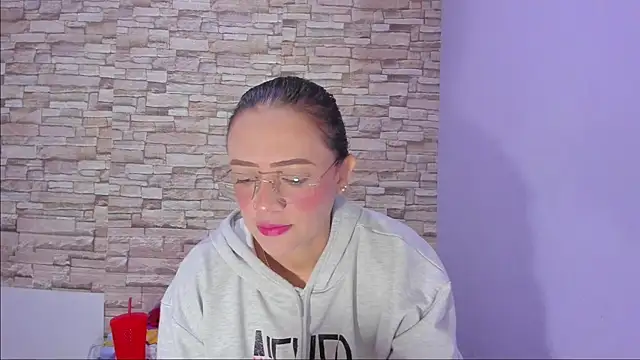 Snapshot of nicollee18 chatting on October 2, 12:59 am nicollee18 online show from October 2, 12:59 am