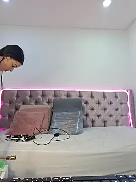 Snapshot of Anal_Luucia chatting on October 22, 12:43 pm Anal Luucia online show from October 22, 12:43 pm