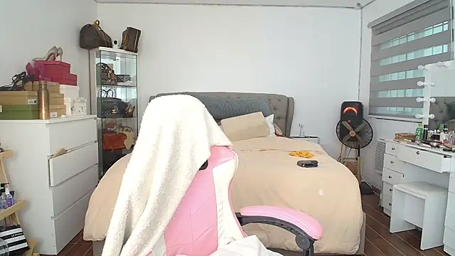 aya saki online show from November 24, 8:49 am