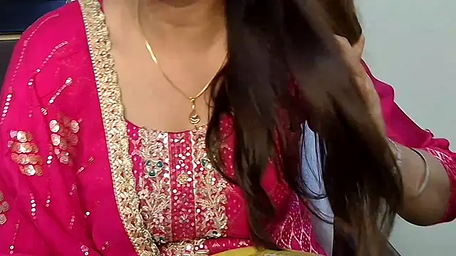 Snapshot of MIss-Naina chatting on October 19, 9:22 am MIss-Naina online show from October 19, 9:22 am