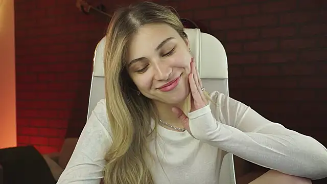 Snapshot of EllieCutes chatting on September 29, 9:47 am EllieCutes online show from September 29, 9:47 am