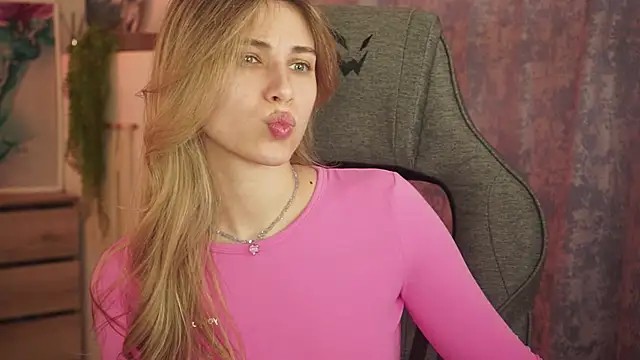 Snapshot of EllieCutes chatting on September 28, 9:47 am EllieCutes online show from September 28, 9:47 am