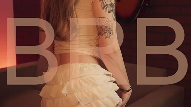 Snapshot of EllieCutes chatting on October 6, 9:04 am EllieCutes online show from October 6, 9:04 am